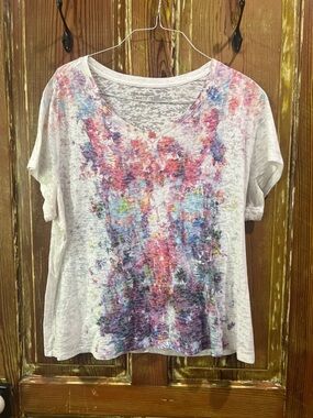 Daisy Fuentes White Short Sleeve V-Neck Top with Pink Purple Blue Print
